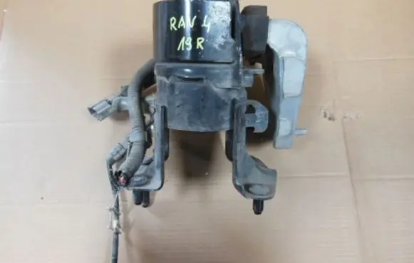 Toyota RAV 4 (XA50) Engine mount bracket