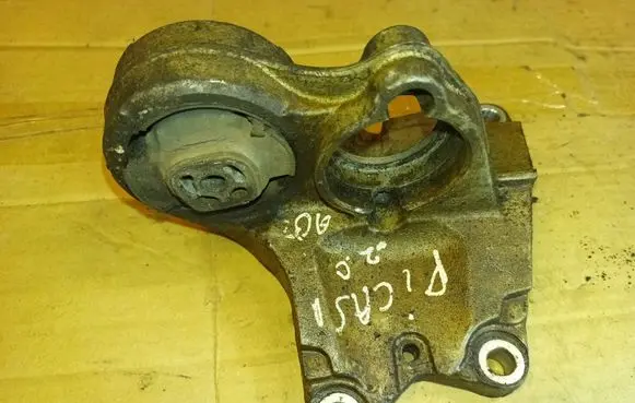 Engine mounting bracket