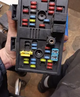 Chevrolet Captiva Fuse module 96821082