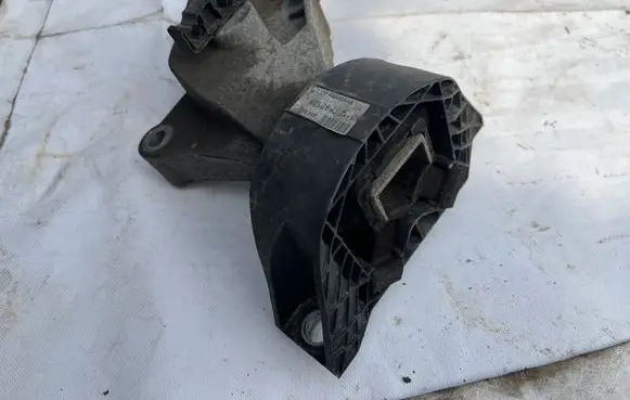 Renault Captur Engine mount vacuum valve 112844547R