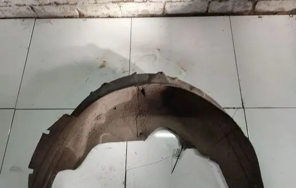 Front wheel arch liner splash guards