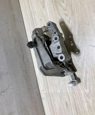 BMW 1 F70 Engine mounting bracket 9423376