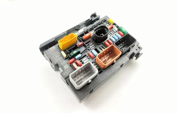 Peugeot 308 Fuse module 9664706280