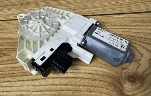 Audi Q7 4L Front door window regulator motor 4L0959802B 1036989719200