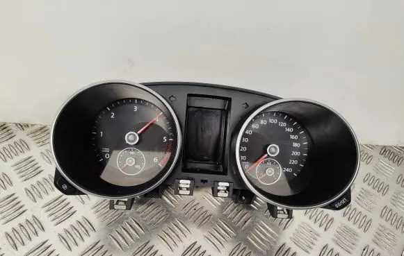 Volkswagen Golf VI Speedometer (instrument cluster) 5K0920860G