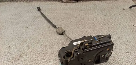 Volkswagen Golf Plus Front door lock 3D1837016