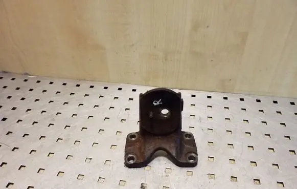Toyota Land Cruiser (J120) Engine mounting bracket