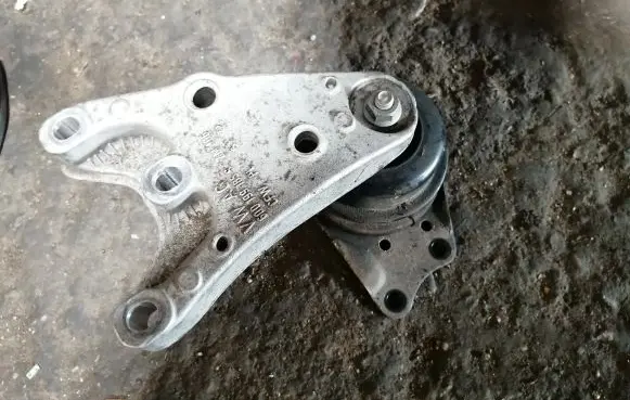 Volkswagen Polo V 6R Engine mount bracket 6Q0199185S