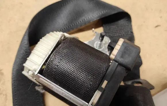 Opel Astra G Front seatbelt 90560635 040174
