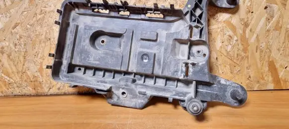 Volkswagen PASSAT B6 Battery tray 1k0915333