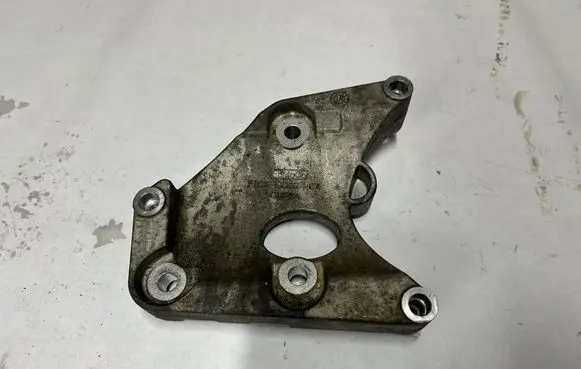 Ford Mustang VI A/C compressor mount bracket FR3E19D624CA