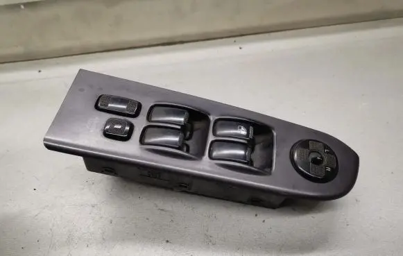 Hyundai Trajet Electric window control switch 612W06690