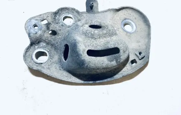 Volvo S80 Engine mounting bracket