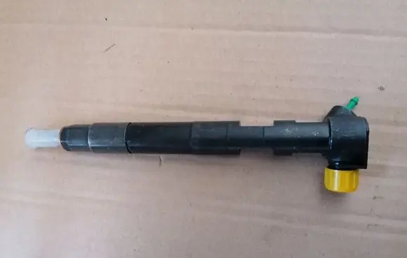Mercedes-Benz V Class W447 Fuel injector 28348370