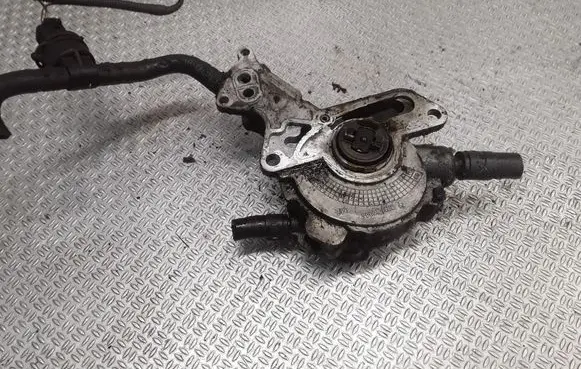 Volkswagen Touran I Vacuum pump 038145209E