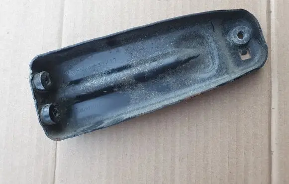 Volkswagen PASSAT B8 Other engine bay part 5Q0825921