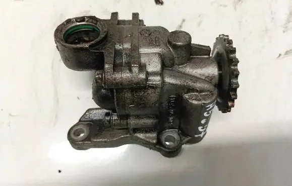 Volkswagen Polo III 6N 6N2 6NF Oil pump 045115105C