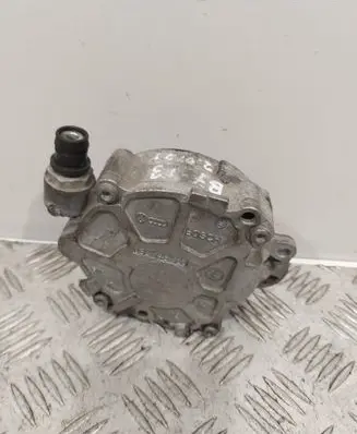 Volkswagen PASSAT B7 Vacuum pump 03L145100E