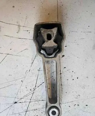Volvo V70 Engine mount bracket