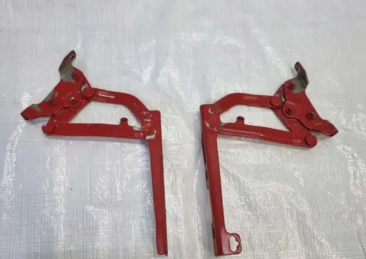 Engine bonnet/hood hinges