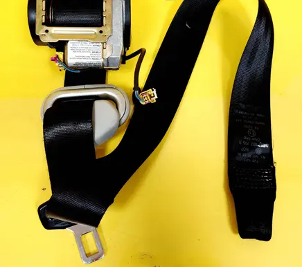 Volkswagen Golf IV Front seatbelt 040292