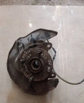 Toyota Corolla Verso E121 Front wheel hub
