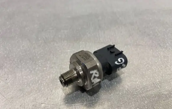 Toyota RAV 4 (XA40) Oil pressure sensor 8352060060