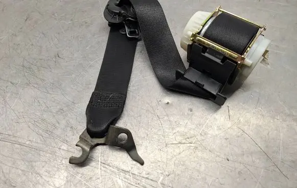 BMW 1 E81 E87 Front seatbelt S27069956 33052212 33028136