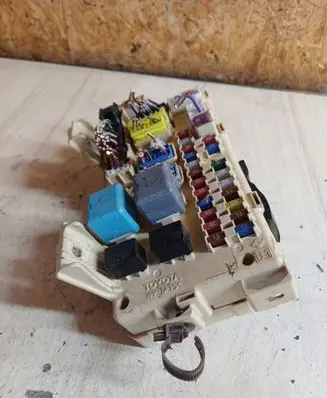 Toyota Avensis Verso Fuse module 8922144030