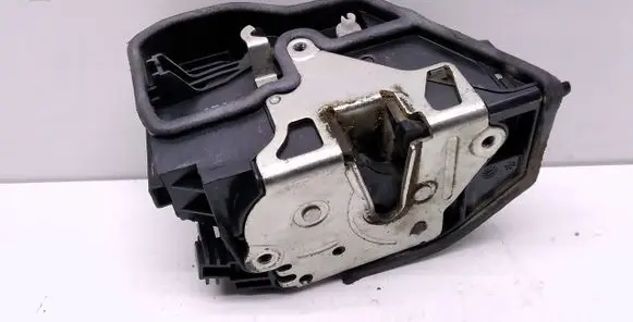 BMW X3 E83 Front door lock 7167072