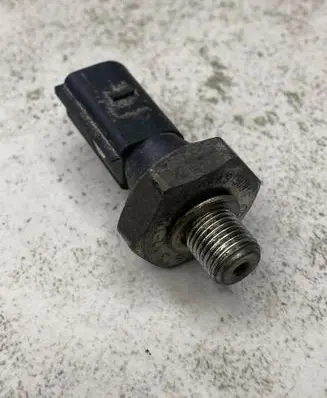 Volkswagen Golf V Oil pressure sensor 06A919081F