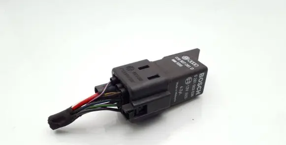 Volkswagen PASSAT B6 Glow plug pre-heat relay 0281003038 038907281D
