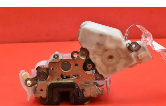 Nissan X-Trail T30 Front door lock 89-A927