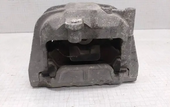 Volkswagen Golf V Engine mount bracket 1K0199262