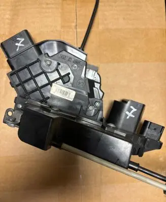 Volvo XC60 Front door lock 30799312 ZLE66Z0E