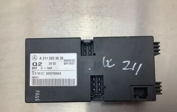 Mercedes-Benz E W211 Seat control module A2118203626 080671 00007896A3