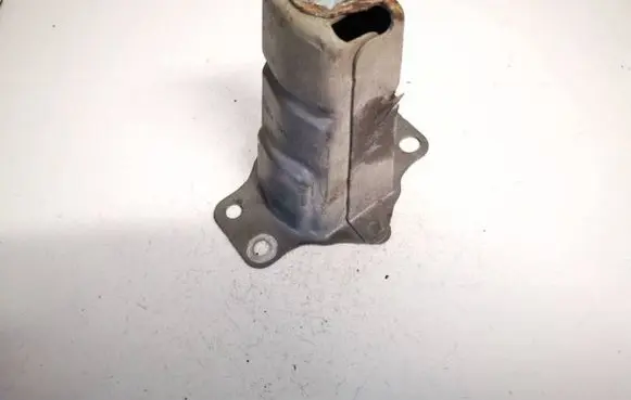 Front bumper mounting bracket