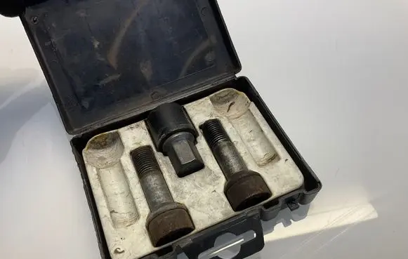 Mercedes-Benz S W221 Anti-theft wheel nuts and lock 