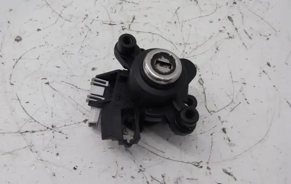 BMW 5 E60 E61 Tailgate exterior lock 8241088