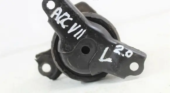 Engine mount vacuum valve