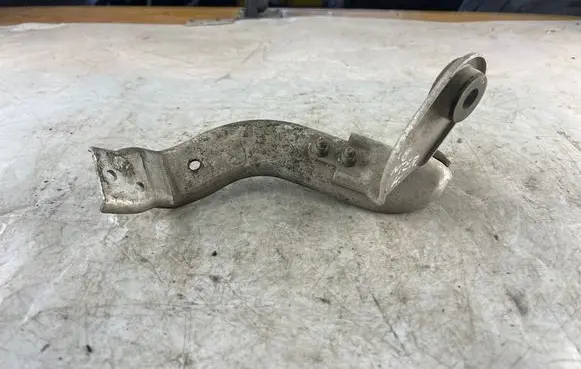 Audi A8 S8 D3 4E Intercooler pipe mounting bracket 4E0145813