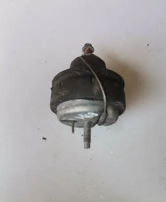 Volvo V70 Engine mount bracket 8683936
