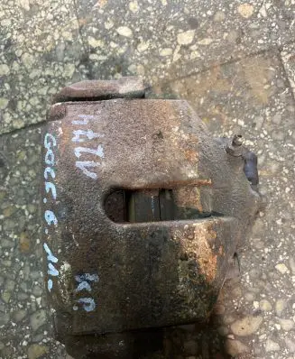 Volkswagen Golf VI Front brake caliper