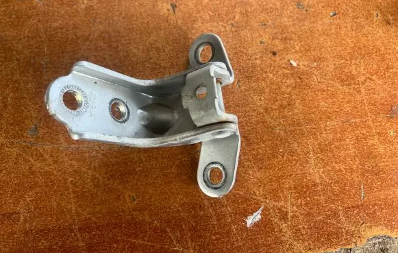 Hyundai i30 Front door lower hinge 