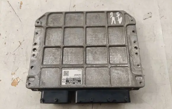 Toyota Avensis T270 Engine control unit/module 8966105D21 2759001441