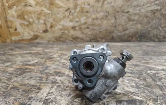 Jaguar XJL Power steering pump 8W833A674AB