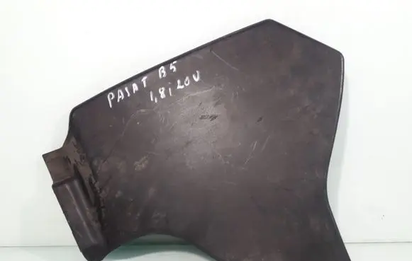 Volkswagen PASSAT B5 Engine cover (trim) 058133849A