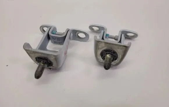 Tailgate/trunk/boot hinge
