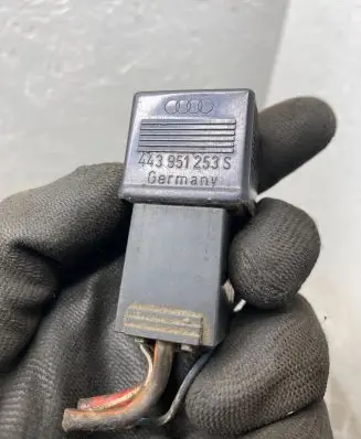 Audi A6 S6 C4 4A Other relay 443951253S