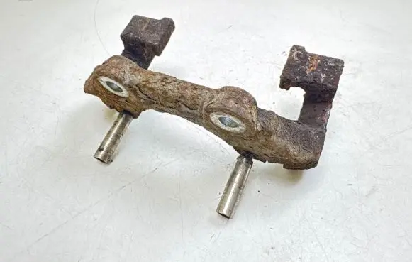 Peugeot 3008 I Front brake pad spring 